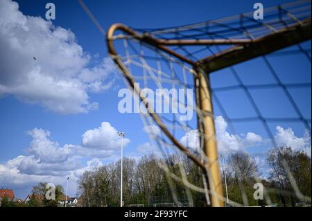 Dettenheim, Deutschland. April 2021. Verwaiste Sportplatz und leeres Tor des FV Liedolsheim bei Karlsruhe. GES/Football/local Sports, Sports facilities in Times of Corona, 04/15/2021 Quelle: dpa/Alamy Live News Stockfoto