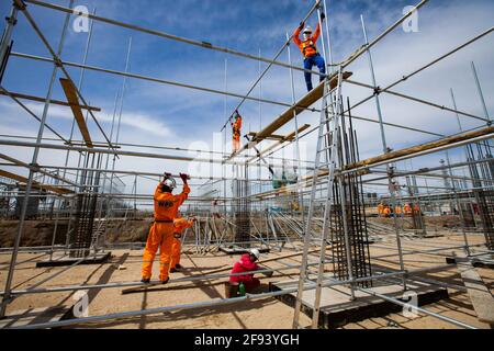 Atyrau/Kasachstan - Mai 21 2012: Industriekletterer auf montierten Gerüsten.Ölraffinerie-Anlage in Wüstenmodernisierung. Bau von Reinforcemen Stockfoto