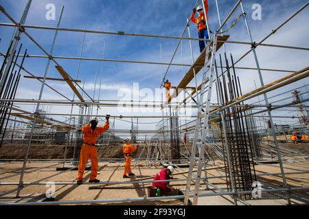 Atyrau/Kasachstan - Mai 21 2012: Industriekletterer auf Gerüstmontage. Bau eines Betonuntergeschosses. Ölraffinerie-Werk in Stockfoto