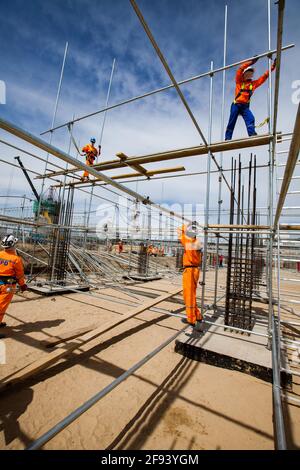 Atyrau/Kasachstan - 21 2012. Mai: Industriekletterer auf der Montage von Gerüsten. Bau eines Betonuntergeschosses. Ölraffinerie-Werk in Stockfoto