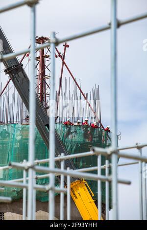 Atyrau/Kasachstan - Mai 21 2012:Bauarbeiter. Entwicklung von Stahlbeton neuen Fabrikschornstein. Modernisierung der Ölraffinerie. foc Stockfoto