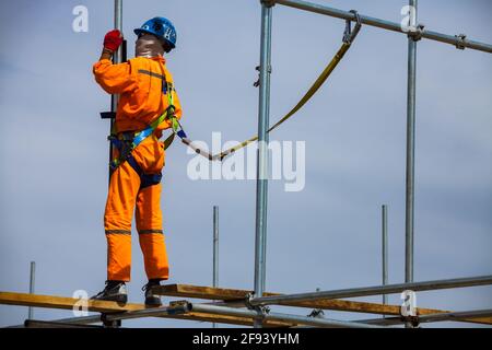 Atyrau/Kasachstan - Mai 21 2012: Modernisierung der Ölraffinerie-Anlage. Konstruktion von Bewehrungsbeton. Industriekletterer auf der Montage von Gerüsten Stockfoto