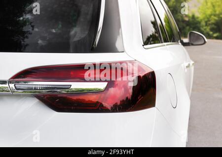 Tschernihiv, Ukraine - 16. Juni 2018: Weißer Opel Insignia auf der Straße Stockfoto