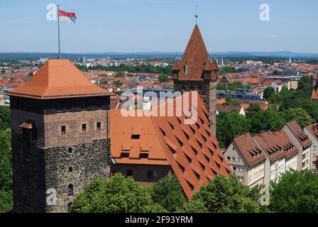 Luftaufnahme der Pentagonal- und Luginsland-Türme, mit der Altstadt in der Ferne, aufgenommen von der Kaiserburg, Nürnberg, Bayern, Deutschland Stockfoto