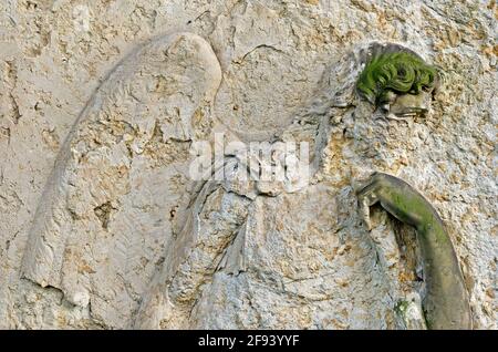 Engel ohne Gesicht - beschädigte Statue auf dem alten Friedhof - um 1860, Krasna Lipa, Tschechien, Europa Stockfoto