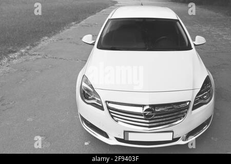 Tschernihiv, Ukraine - 16. Juni 2018: Weißer Opel Insignia auf der Straße Stockfoto