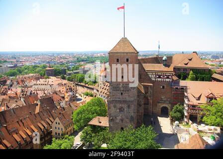 Luftaufnahme der altstadt und des Hesthenkturms von der Kaiserburg, Nürnberg, Bayern, Deutschland Stockfoto