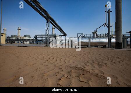 Region Kzylorda/Kasachstan - Mai 01 2012: Modernes Gaskraftwerk in der Wüste. Wärmetauscher, Rohrleitungen und Kamine. Gelber Sand im Vordergrund. Stockfoto