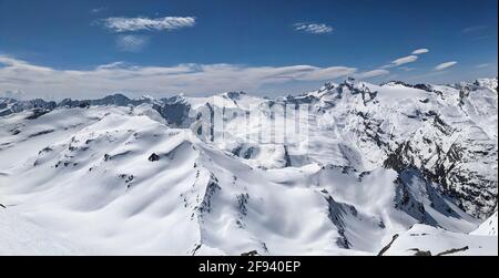 Großes Winterpanorama auf dem fanellhorn im Kanton graubünden. Viele verschneite Berggipfel. Skitour im Tal vals Stockfoto