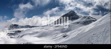 Fantastische Skitour in vals am fanellhorn. Winterwanderung mit herrlichem Blick auf die Berge. SKIMO, Sonne Stockfoto