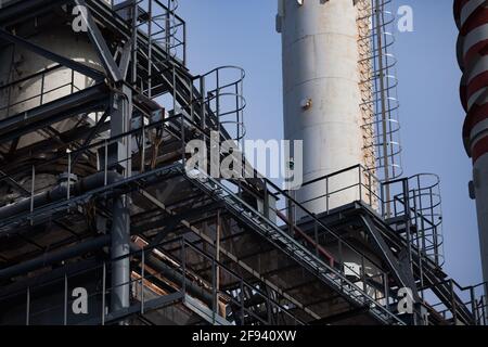 Modernes Gaskraftwerk. Rauchende Stapel und Ausrüstung auf blauem Himmel. Nahaufnahme. Uralsk Stadt, Kasachstan. Stockfoto