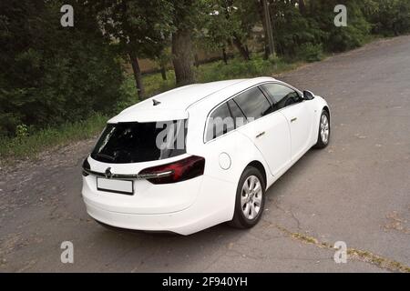 Tschernihiv, Ukraine - 16. Juni 2018: Weißer Opel Insignia auf der Straße Stockfoto