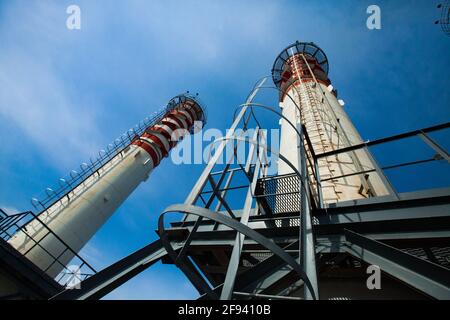 Gaskraftwerk. Rauchschornsteine (Pflanzenschornsteine) auf blauem Himmel Hintergrund. Weitwinkelansicht. Uralsk, Kasachstan Stockfoto