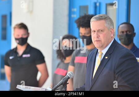 MIAMI, FLORIDA - 15. APRIL: Javier I. Marques, Vizepräsident für Operations und Sicherheit und Stabschef der Florida International University, spricht mit Studenten, die am 15. April 2021 im Jackson Memorial Hospital – Christine E. Lynn Rehabilitation Center – den Impfstoff COVID-19 erhalten hatten. Das Jackson Memorial Hospital startete eine Impfinitiative mit allen Hochschulen/Universitäten im Miami-Dade County, bei der alle Studenten den Impfstoff erhalten können, solange sie einen gültigen Studentenausweis und eine Lizenz vorweisen. Universitäten und Hochschulen im ganzen Land werden entscheiden Stockfoto