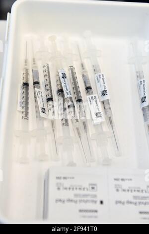 Miami, Florida, USA. April 2021. Pfizer-Impfstoffe werden am 15. April 2021 im Jackson Memorial Hospital-Christine E. Lynn Rehabilitation Center in Miami, Florida, aufbewahrt. Das Jackson Memorial Hospital startete eine Impfinitiative mit allen Hochschulen/Universitäten im Miami-Dade County, bei der alle Studenten den Impfstoff erhalten können, solange sie einen gültigen Studentenausweis und eine Lizenz vorweisen. Universitäten und Hochschulen im ganzen Land werden entscheiden, ob sie Studenten, die auf den Campus zurückkehren, dazu beauftragen werden, geimpft zu werden. Quelle: Mpi10/Media Punch/Alamy Live News Stockfoto