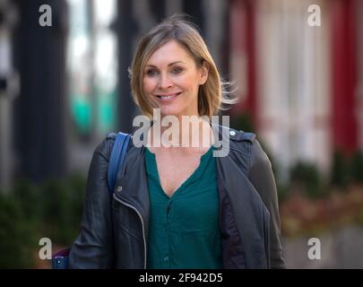 London, Großbritannien. April 2021. Moderatorin Jenni Falconer kommt in den Global Radio Studios an. Jenni Falconer auf und ab. Kredit: Mark Thomas/Alamy Live Nachrichten Stockfoto