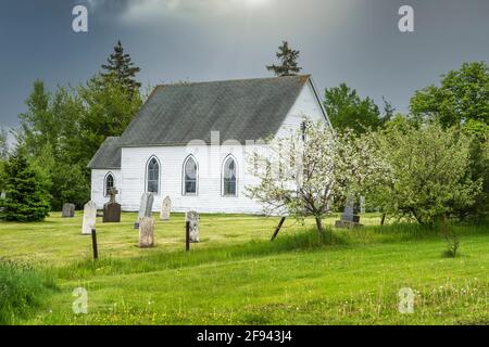 Alte verlassene Kirche in einer ländlichen Frühlingslandschaft. Stockfoto