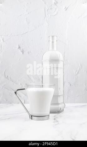 Glaskrug zusammen mit einer Flasche mit Milch gefüllt. Weltmilchtag. Gesunde Getränke. Erfrischende Getränke für den Sommer. Stockfoto