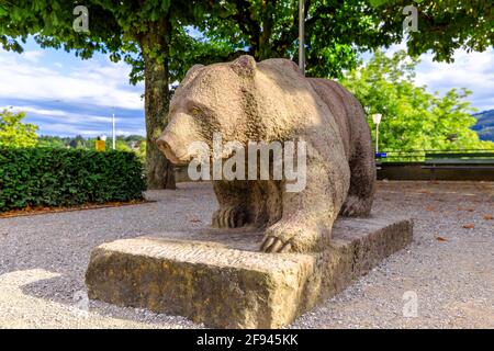 Bern, Schweiz - 23. Aug 2020: Bärendenkmal von Bern im Bärengraben, einem der meistbesuchten Touristenziele in Bern, Schweiz Stockfoto