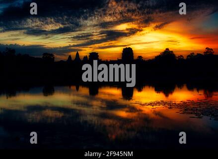 SIEM REAP, KAMBODSCHA - 13. Nov 2017: Ein Sonnenaufgang am frühen Morgen im Angkor Wat in Siem Reap, Kambodscha. Stockfoto