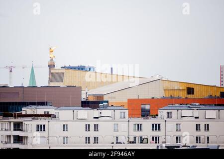 Berlin, Deutschland. April 2021. Die Siegessäule ragt hinter Gebäuden hervor. Eine Gebäudefassade spiegelt sich in einer anderen Fassade in Berlin-Kreuzberg wider. Das Bundesverfassungsgericht hatte das seit mehr als einem Jahr geltende Berliner Mietdeckelgesetz in einer am Donnerstag verkündeten Entscheidung für nichtig erklärt. Quelle: Christoph Soeder/dpa/Alamy Live News Stockfoto