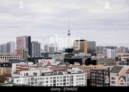 Berlin, Deutschland. April 2021. Der Berliner Fernsehturm inmitten von Wohn- und Bürogebäuden. Eine Gebäudefassade spiegelt sich in einer anderen Fassade in Berlin-Kreuzberg wider. Das Bundesverfassungsgericht hatte das seit mehr als einem Jahr geltende Berliner Mietdeckelgesetz in einer am Donnerstag verkündeten Entscheidung für nichtig erklärt. Quelle: Christoph Soeder/dpa/Alamy Live News Stockfoto