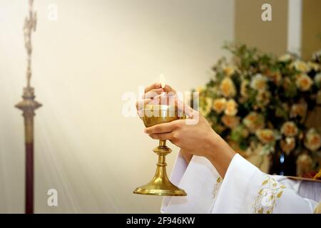 Weihe von Brot und Wein im Leib und Blut Jesu - Heiliger Hostie Stockfoto