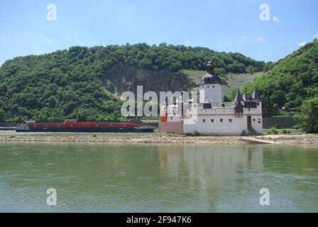 Frachtschiff am Schloss Pfalzgrafenstein, Insel Falkenau, Nr. Koblenz, Deutschland Stockfoto