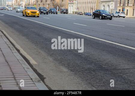 Autoverkehr auf der mehrspurigen Allee in der Stadt Stockfoto