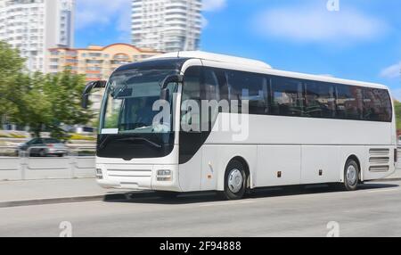 Bus fährt auf der Straße in der Stadt Stockfoto