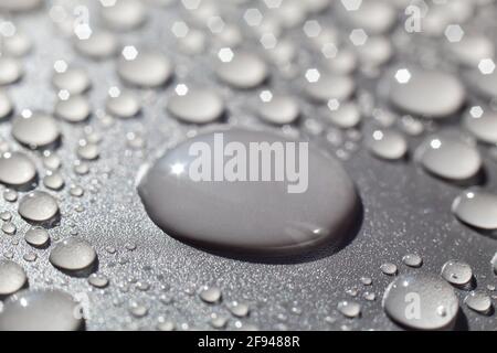 Wassertropfen auf grauem Hintergrund Nahaufnahme Stockfoto