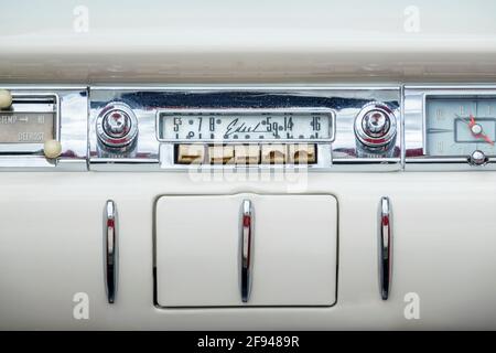 Autoradio in einem alten ford edsel Stockfoto