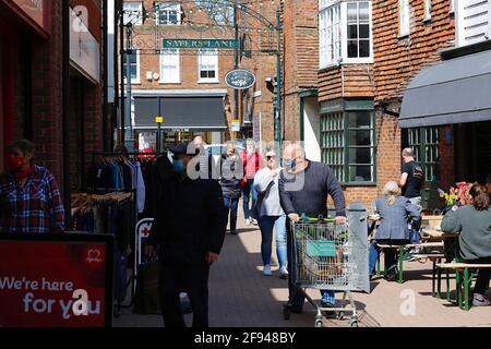 Tenterden, Kent, Großbritannien. 16 April 2021. Wetter in Großbritannien: Sonnig in der Stadt Tenterden in Kent, während die Menschen aussteigen und das milde Wetter genießen, nachdem die Sperrungsbeschränkungen etwas aufgehoben wurden. Foto-Kredit: Paul Lawrenson /Alamy Live Nachrichten Stockfoto