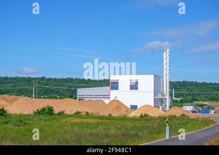 Heizanlage mit Holzhackschnitzel in Pfählen Stockfoto