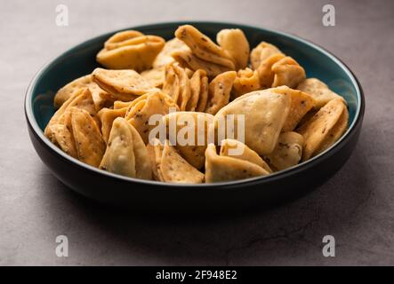 Layered oder Strips Mathri oder Mathiya ist ein beliebter Snack Rezept, das die Menschen mit Tee in Nordindien genießen Stockfoto