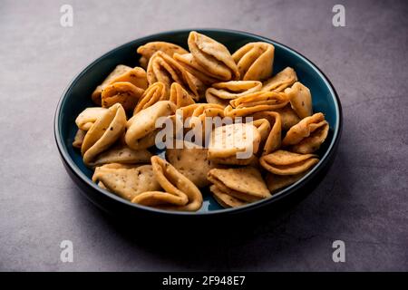 Layered oder Strips Mathri oder Mathiya ist ein beliebter Snack Rezept, das die Menschen mit Tee in Nordindien genießen Stockfoto