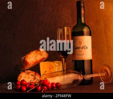 Studioaufnahme von Rotwein-Flasche und Glas, Mumbai, Indien Stockfoto