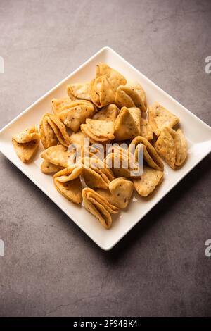 Layered oder Strips Mathri oder Mathiya ist ein beliebter Snack Rezept, das die Menschen mit Tee in Nordindien genießen Stockfoto