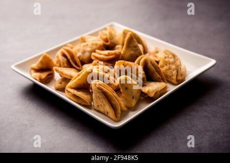 Layered oder Strips Mathri oder Mathiya ist ein beliebter Snack Rezept, das die Menschen mit Tee in Nordindien genießen Stockfoto