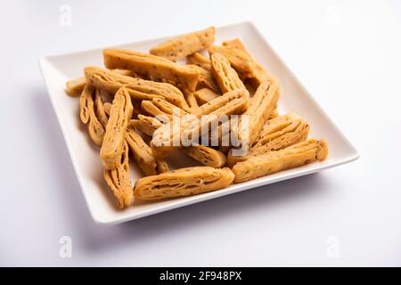 Layered oder Strips Mathri oder Mathiya ist ein beliebter Snack Rezept, das die Menschen mit Tee in Nordindien genießen Stockfoto