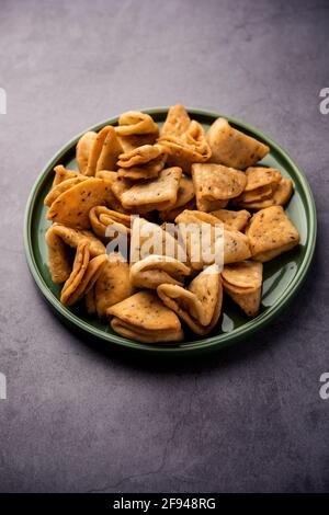 Layered oder Strips Mathri oder Mathiya ist ein beliebter Snack Rezept, das die Menschen mit Tee in Nordindien genießen Stockfoto