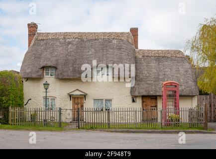 'The Old Post Office' - Cottages im Dorf Sydenham, Oxfordshire, England. Stockfoto