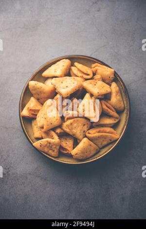 Layered oder Strips Mathri oder Mathiya ist ein beliebter Snack Rezept, das die Menschen mit Tee in Nordindien genießen Stockfoto