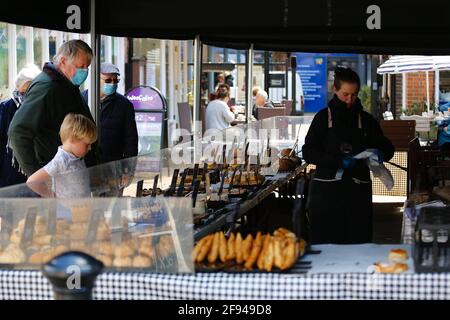 Tenterden, Kent, Großbritannien. 16 April 2021. Wetter in Großbritannien: Sonnig in der Stadt Tenterden in Kent, während die Menschen aussteigen und das milde Wetter genießen, nachdem die Sperrungsbeschränkungen etwas aufgehoben wurden. An den Ständen im Freien ist heute viel los. Foto-Kredit: Paul Lawrenson /Alamy Live Nachrichten Stockfoto