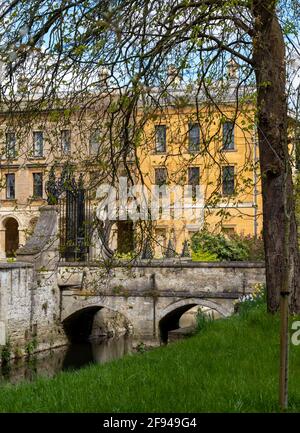 Ockerfarbenes neues Gebäude, erbaut in der georgischen Ära auf dem Campus am Magdalen College, University of Oxford, Großbritannien. Steinbrücke im Vordergrund Stockfoto