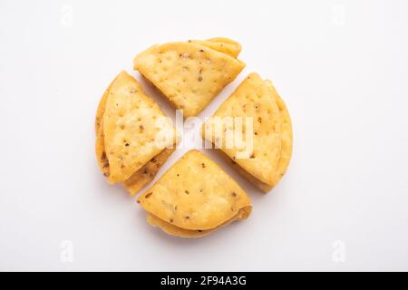 Layered oder Strips Mathri oder Mathiya ist ein beliebter Snack Rezept, das die Menschen mit Tee in Nordindien genießen Stockfoto