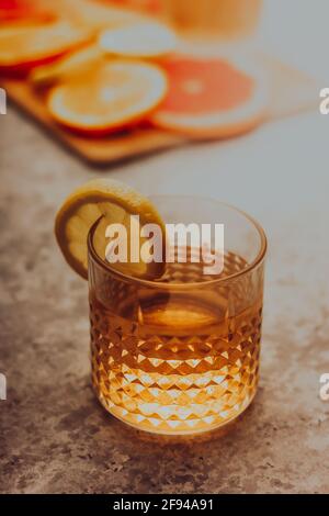 Zitruscocktail in einem Stein-Whiskey-Glas mit Zitrone Stockfoto