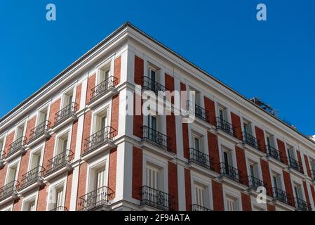 Alte Luxus-Wohngebäude mit Balkonen im historischen Zentrum von Madrid. Konzept Mietordnung und Immobilien Stockfoto