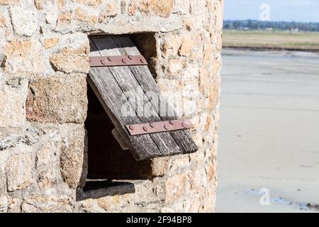 Öffnen Sie den Holzverschluss in einem Turm in den Wällen von Mont Saint-Michel Stockfoto