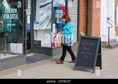 Tenterden, Kent, Großbritannien. 16 April 2021. Wetter in Großbritannien: Sonnig in der Stadt Tenterden in Kent, während die Menschen aussteigen und das milde Wetter genießen, nachdem die Sperrungsbeschränkungen etwas aufgehoben wurden. Die Leute betreten einen Laden, in dem ein Willkommensschild angezeigt wird, das wir verpasst haben. Foto-Kredit: Paul Lawrenson /Alamy Live Nachrichten Stockfoto